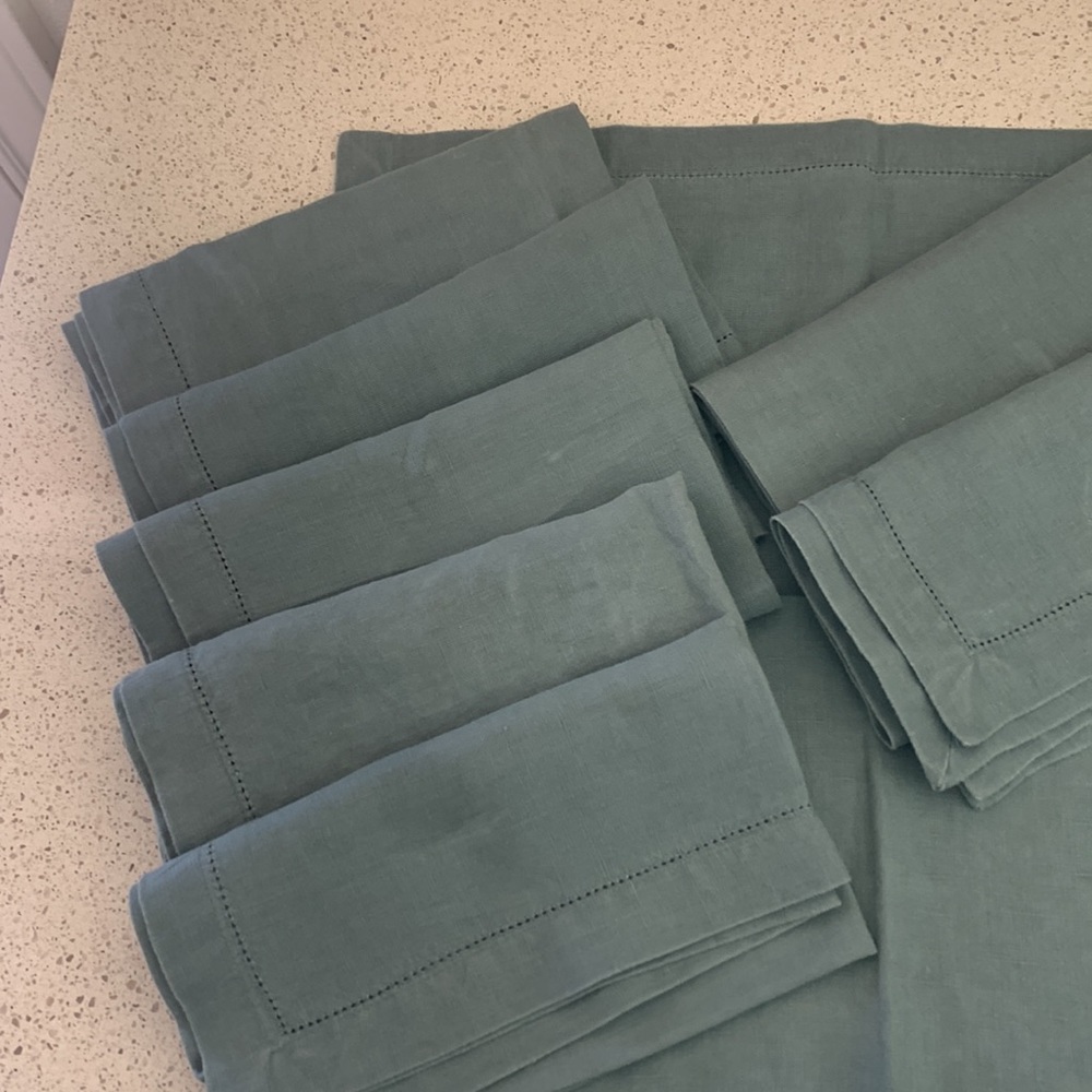 Pottery barn Table mats, 8 counts, 20” x 20”